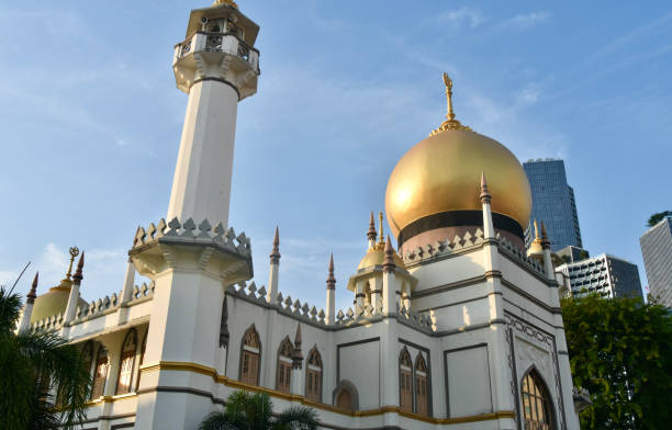 istock Sultan Mosque Minaret and Golden Dome, Singapore 1499485678