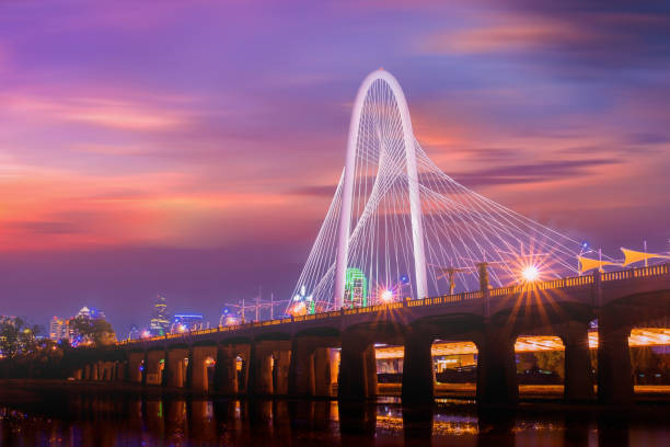 margaret hunt hill bridge in der dämmerung in dallas, texas,margaret hunt hill bridge und skyline der innenstadt von dallas - dallas stock-fotos und bilder