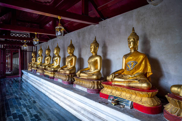 viejo y hermoso buda dorado muchas estatuas en wat phra si rattana mahaque también coloquialmente conocido como wat yai es un templo budista es un importante turista es lugares públicos en phitsanulok, tailandia. - buddhist puja fotografías e imágenes de stock