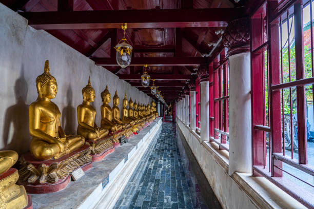 viejo y hermoso buda dorado muchas estatuas en wat phra si rattana mahaque también coloquialmente conocido como wat yai es un templo budista es un importante turista es lugares públicos en phitsanulok, tailandia. - buddhist puja fotografías e imágenes de stock