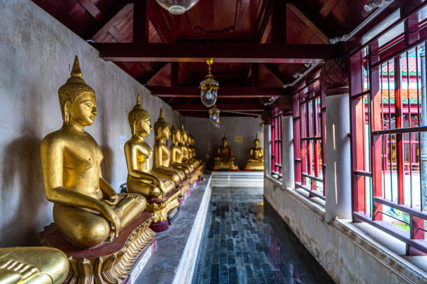 viejo y hermoso buda dorado muchas estatuas en wat phra si rattana mahaque también coloquialmente conocido como wat yai es un templo budista es un importante turista es lugares públicos en phitsanulok, tailandia. - buddhist puja fotografías e imágenes de stock