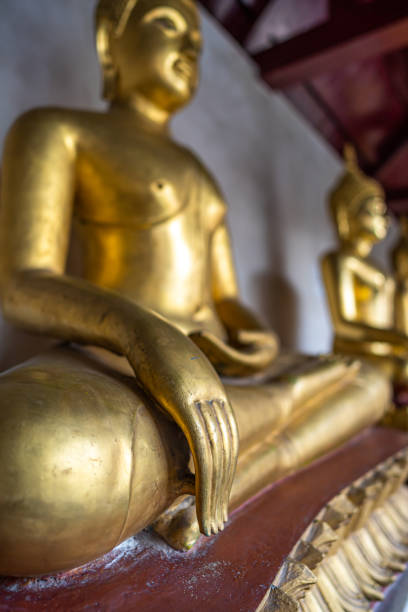 viejo y hermoso buda dorado muchas estatuas en wat phra si rattana mahaque también coloquialmente conocido como wat yai es un templo budista es un importante turista es lugares públicos en phitsanulok, tailandia. - buddhist puja fotografías e imágenes de stock