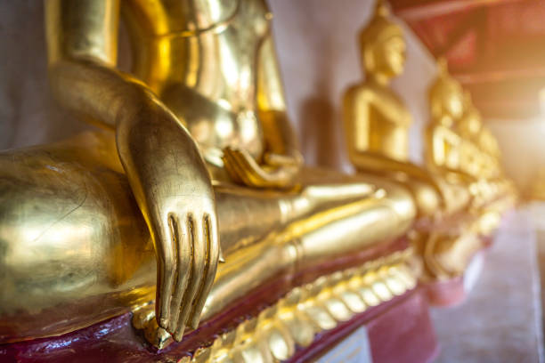 viejo y hermoso buda dorado muchas estatuas en wat phra si rattana mahaque también coloquialmente conocido como wat yai es un templo budista es un importante turista es lugares públicos en phitsanulok, tailandia. - buddhist puja fotografías e imágenes de stock