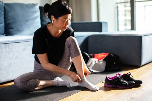 istock Japanese woman getting ready to go workout 1499493801