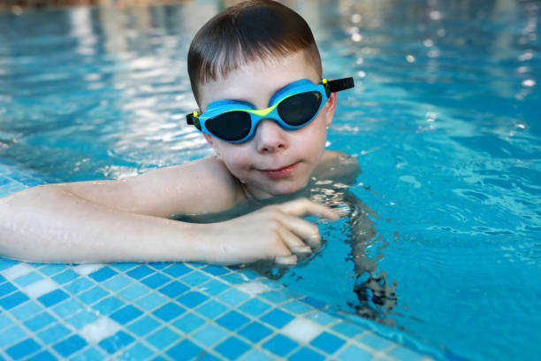 istock Kid resting holding on to side of pool 1499495506