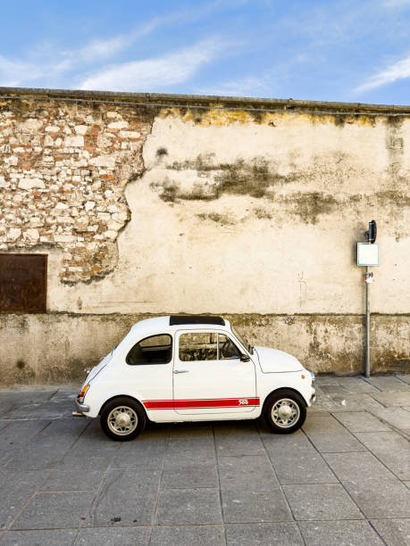 un fiat 500 de color crema vintage - sicily fiat old car fotografías e imágenes de stock