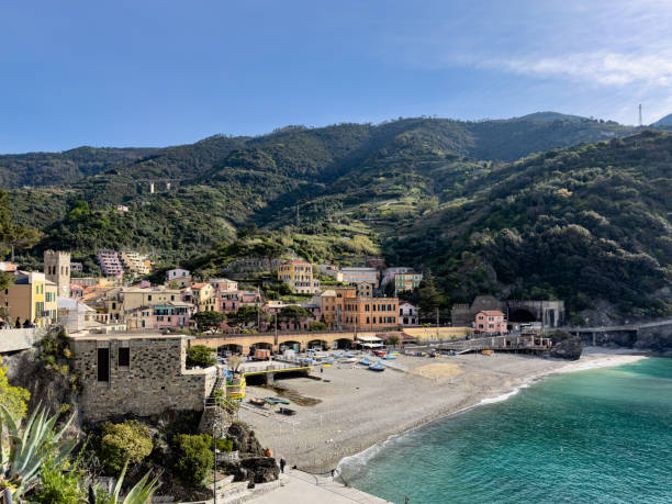 몬테로소 알 마레(monterosso al mare)는 이탈리아 북부의 유명한 친퀘테레 해안선의 마을 중 하나입니다 - spiaggia grande cliff beach landscape 뉴스 사진 이미지