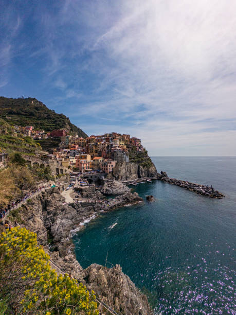 마나롤라(manarola) 마을은 유명한 친퀘테레(cinque terre) 중 두 번째로 작은 마을입니다 - spiaggia grande cliff beach landscape 뉴스 사진 이미지