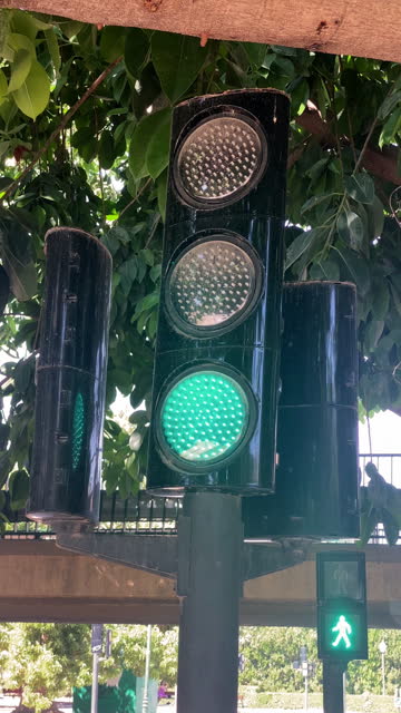 Stoplight changing from red to green
