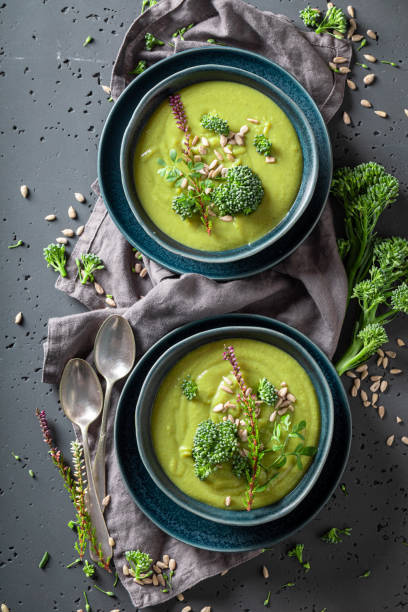 zuppa di broccoli sana come antipasto fresco e sano. - cream of broccoli foto e immagini stock