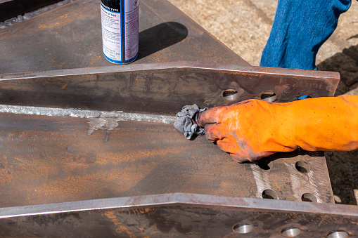 Step to use rag wipe Solvent Remover to cleaning the welded surface before performing spray Liquid Penetrant for Non-Destructive Testing(NDT) with process Penetrant Testing(PT).