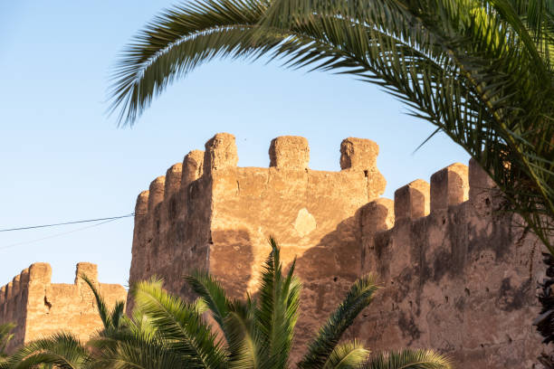 mur pittoresque de la ville de l’ancien taroudannt marocain - taroudannt photos et images de collection