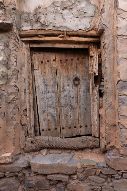 istock Old ancient door in a Moroccan village 1499521011