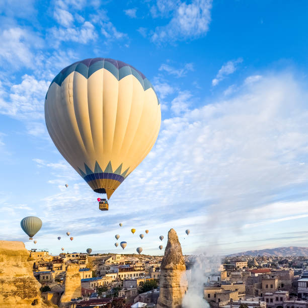 vista aerea di una flotta di mongolfiere, in cappadocia, turchia - traditional festival adventure air air vehicle foto e immagini stock