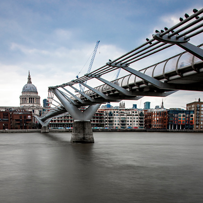 Lon exposure in the Millenium Bridge