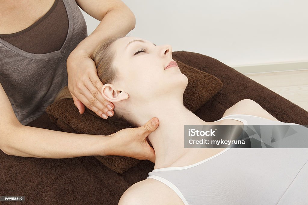 Massagem de uma mulher jovem - Royalty-free Adulto Foto de stock