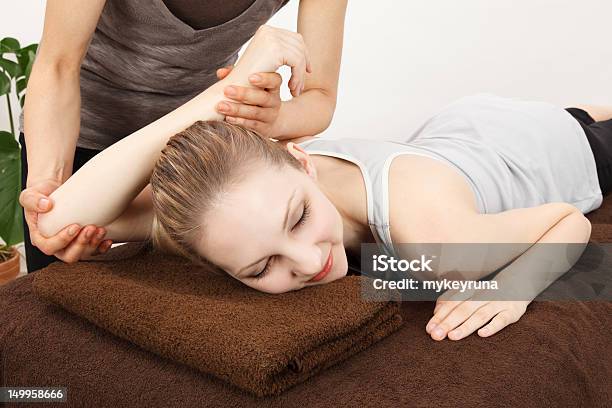 Frauen Werden Eine Massage Stockfoto und mehr Bilder von Aktiver Lebensstil - Aktiver Lebensstil, Alternative Behandlungsmethode, Alternative Medizin