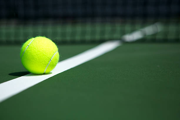 Bola de ténis no Court - fotografia de stock