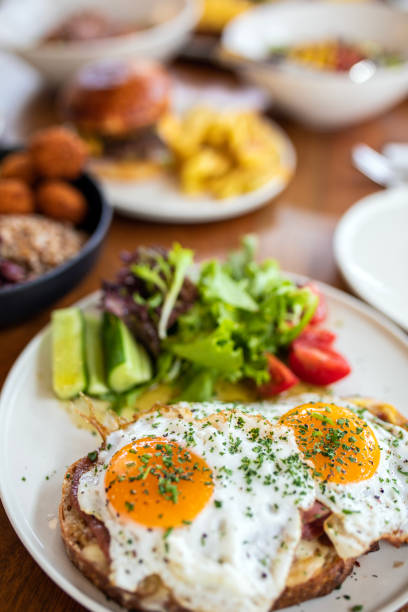 una hermosa mesa de desayuno con ensalada y huevos, buenos días - eggs breakfast heart shape fried egg fotografías e imágenes de stock