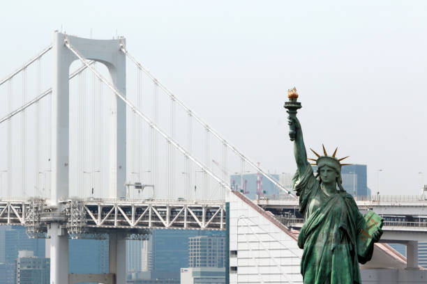 pont rainbow bridge et de la statue de la liberté à odaiba - réplique de la statue de la liberté odaiba photos et images de collection