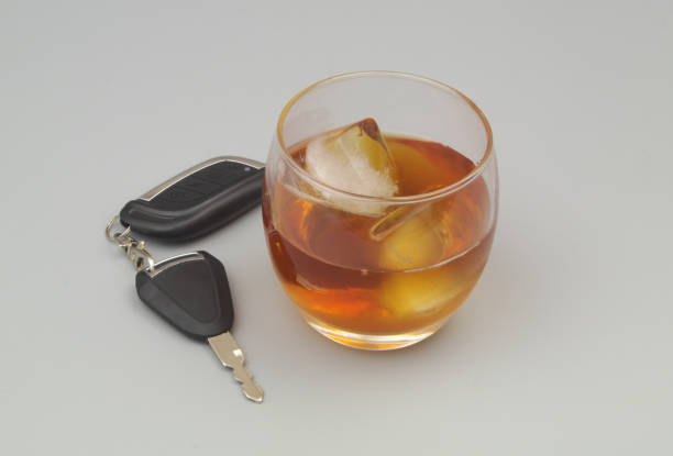 위스키와 얼음이 담긴 자동차 열쇠와 유리 - drunk driving alcohol key law 뉴스 사진 이미지