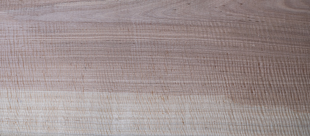 Maple wood has tiger stripe or curly stripe grain