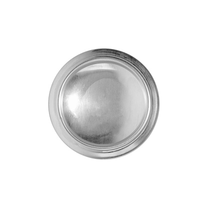 Parte inferior de una lata de aluminio sobre fondo blanco, vista desde arriba. photo