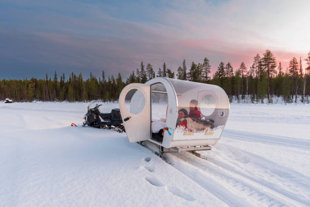 ludzie pozujący w bańkach saneczkowych w śnieżnym krajobrazie, laponii - winter landscape sweden snow zdjęcia i obrazy z banku zdjęć