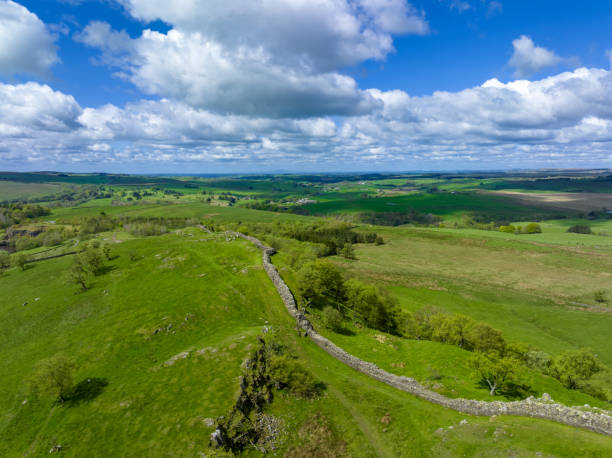 Vista aérea da Muralha de Adriano / Muralha Romana, Parque Nacional de Northumberland, Norte da Inglaterra, Reino Unido - foto de acervo