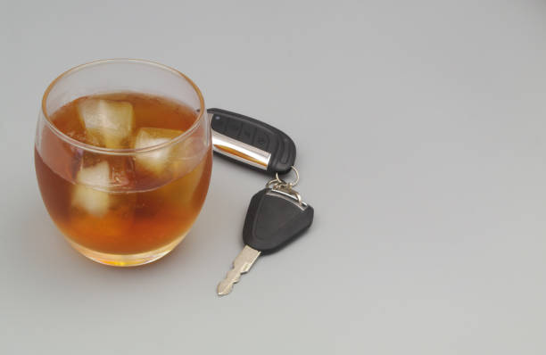 회색 배경에 자동차 열쇠와 위스키 한 잔. - drunk driving alcohol key law 뉴스 사진 이미지