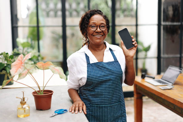 istock Senior woman recommending smartphone technology for entrepreneurship 1499701791