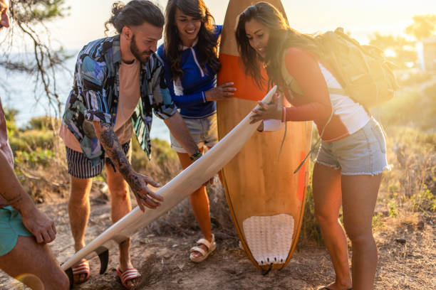 istock Group of friends going to surf 1499703817