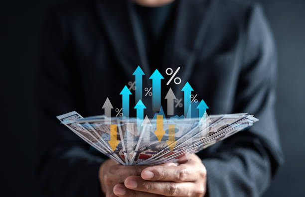 Businessman hands holding dollar banknote with stock market chart and for inflation and interest rating increasing. Capital gain world money economic growth. market report on cash currency concept. manos de hombre de negocios sosteniendo el billete de dólar con gráfico del mercado de valores y para la inflación y la calificación de interés en aumento. el capital gana dinero mundial crecimiento económico. informe de mercado sobre el concepto de