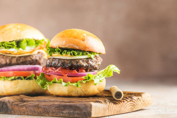 pyszny soczysty burger z grilla na bułeczkach pszennych.  makro ujęcie studia. impreza święta żywności. - breakfast prepared potato food studio shot zdjęcia i obrazy z banku zdjęć