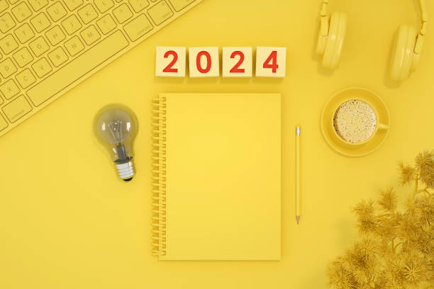 2024년 새해, 전구와 노란 배경에 빈 페이지 노트북, 새로운 아이디어 개념. - spiral notebook audio 뉴스 사진 이미지