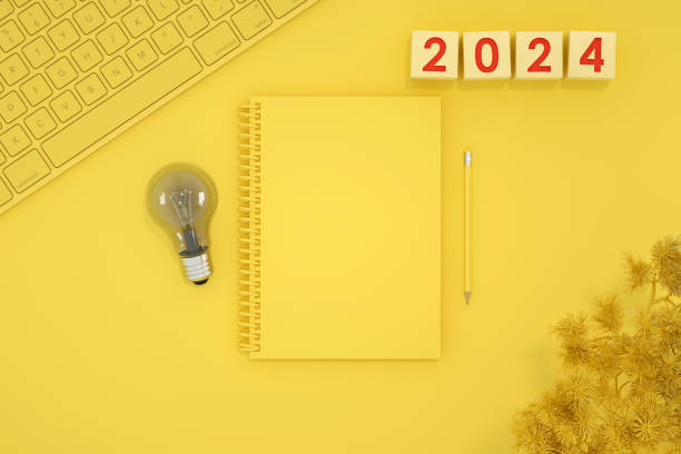2024 capodanno, lampadina e quaderno a pagina bianca su sfondo giallo, nuova idea concettuale. - three dimensional pencil note pad page foto e immagini stock