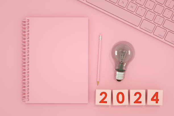 2024 capodanno, lampadina e quaderno a pagina bianca su sfondo rosa, nuova idea concetto. - three dimensional pencil note pad page foto e immagini stock