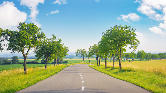 scenic road through the peaceful countryside, offering a breathtaking view of the lush landscape. peaceful destination is perfect for enjoying the beauty of the rural scenery