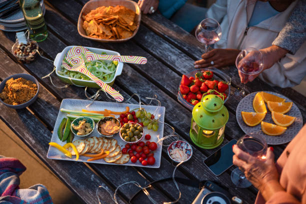 mesa de piquenique pronta - torridon - fotografias e filmes do acervo