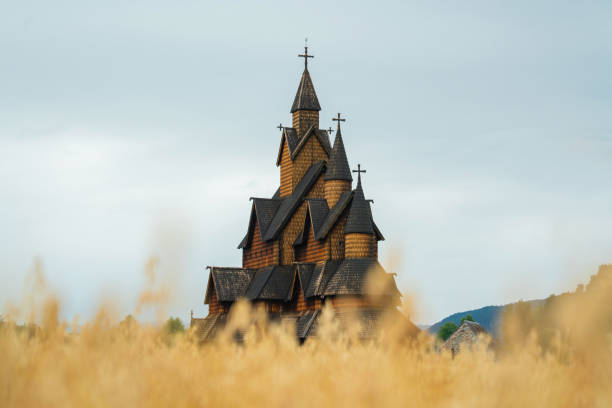 kościół klepkowy nore w norwegii - scandinavian church front view norway zdjęcia i obrazy z banku zdjęć