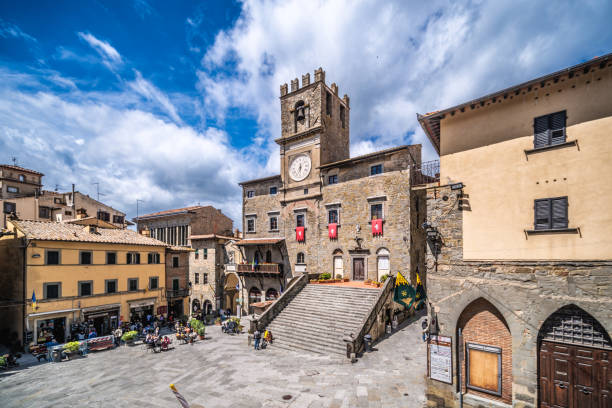 piazza principale con il vecchio municipio a cortona, toscana, italia - arezzo foto e immagini stock