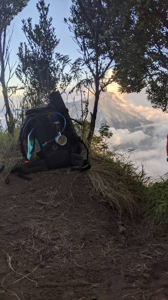 der blick auf den berg merapi in indonesien, wenn man ihn von anderen bergen aus betrachtet. beim aufstieg - mt merapi stock-fotos und bilder