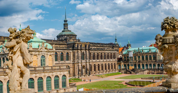 dresde, sajonia, alemania - 1 de junio de 2022: paisaje urbano panorámico sobre el centro histórico y turístico en el centro de dresde, palacio zwinger con muchas esculturas y jardín - renaissance baroque style sculpture human face fotografías e imágenes de stock