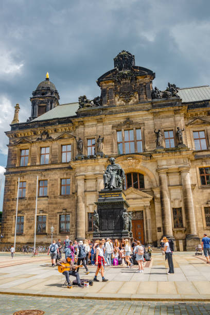 dresde, alemania - 1 de junio de 2022: monumento al rey federico augusto i de sajonia frente al palacio de la corte suprema de la tierra en dresde, con un gran grupo de turistas - renaissance baroque style sculpture human face fotografías e imágenes de stock