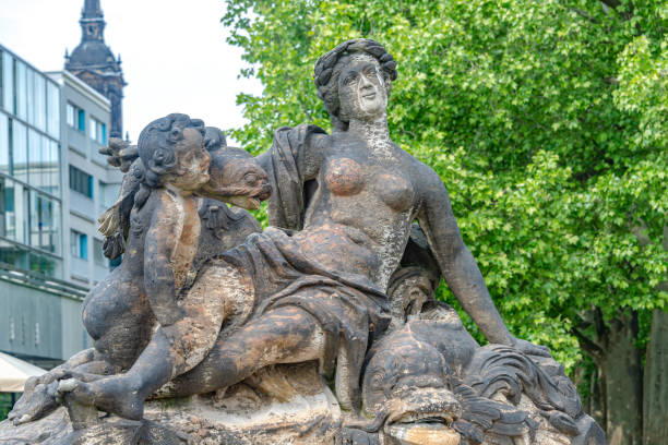 dresde, alemania - 1 de junio de 2022: antigua escultura de una ninfa sensual bañándose con un niño y peces en la fuente en el centro histórico y de museos de dresde - renaissance baroque style sculpture human face fotografías e imágenes de stock