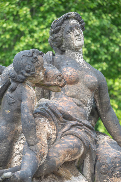 dresde, alemania - 1 de junio de 2022: antigua escultura de una ninfa sensual bañándose con un niño y peces en la fuente en el centro histórico y de museos de dresde - renaissance baroque style sculpture human face fotografías e imágenes de stock