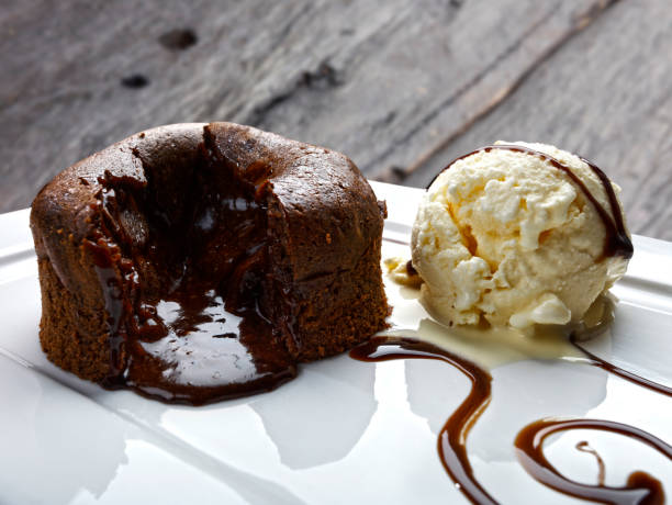 Bolo Quente de Chocolate com Sorvete e Calda Cremosa - receita deliciosa profissional - passo 2