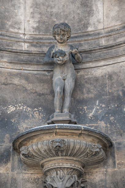 antigua escultura de un niño bañándose y concha en la fuente en el centro histórico y de museos de dresde - renaissance baroque style sculpture human face fotografías e imágenes de stock
