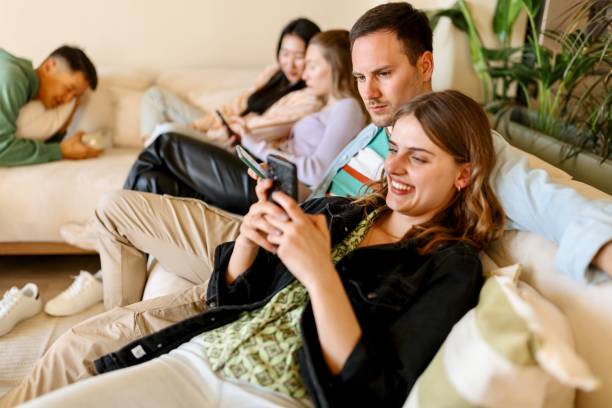 istock Friends chilling at home 1499768285