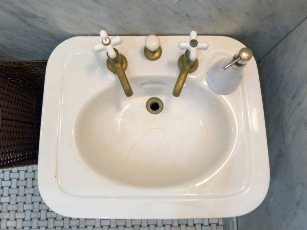 istock Antique faucet with brass faucet 1499785570